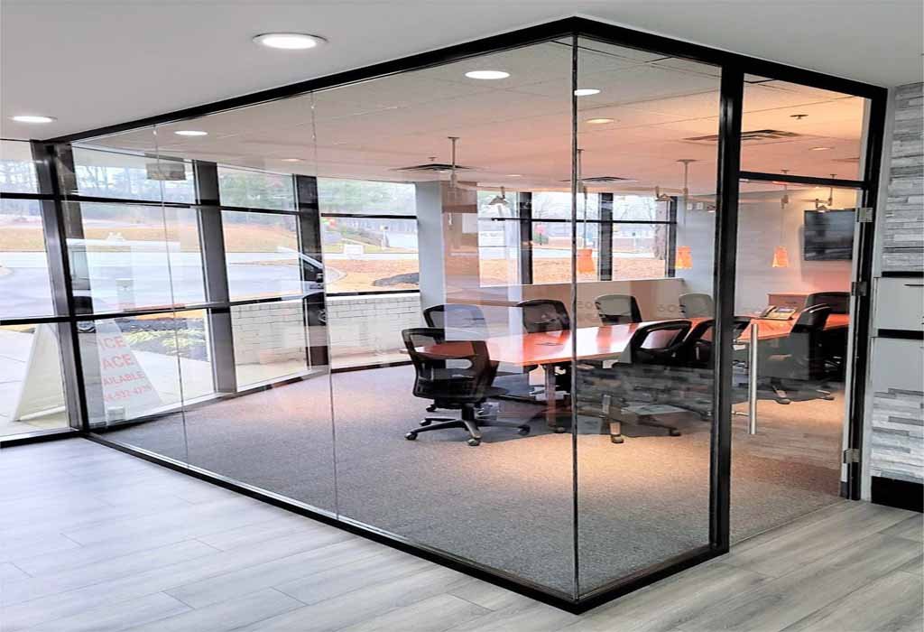 Frameless Glass Office Partition Work in Dubai UAE - قواطع زجاج بدون إطار دبي